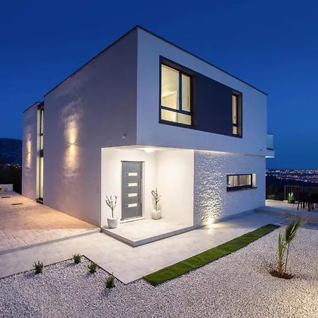 Amazing In With Jacuzzi Holiday home *