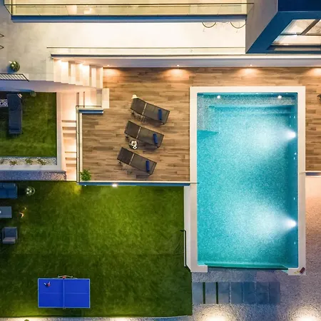Holiday home Amazing In With Jacuzzi Klis