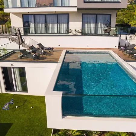 Amazing In With Jacuzzi *