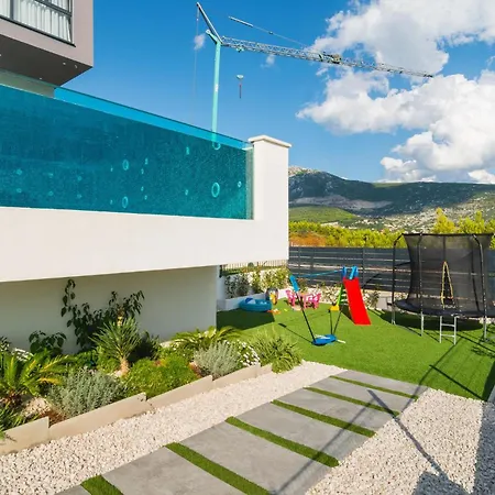 Amazing In With Jacuzzi