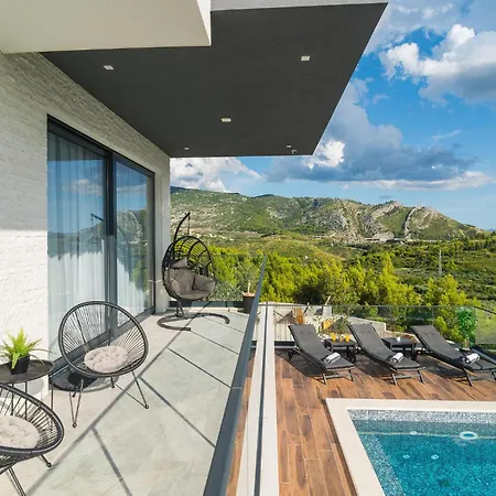 Holiday home Amazing In With Jacuzzi Klis