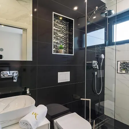 Amazing In With Jacuzzi *