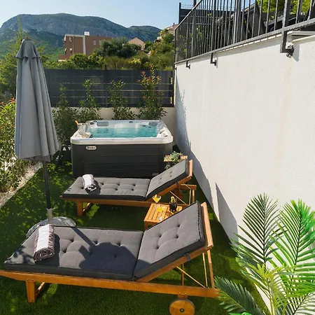 Amazing In With Jacuzzi Holiday home *