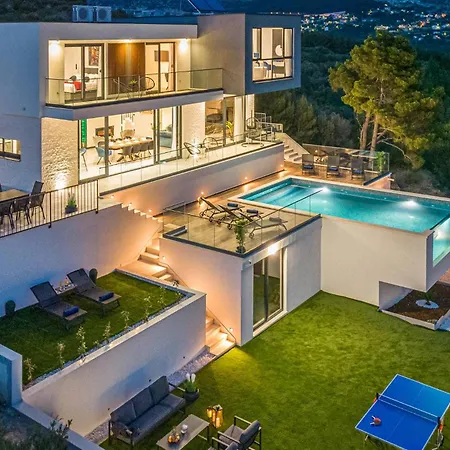 Amazing In With Jacuzzi Holiday home
