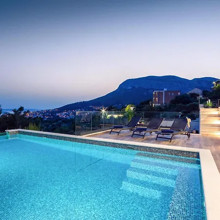 Holiday home Amazing In With Jacuzzi Klis