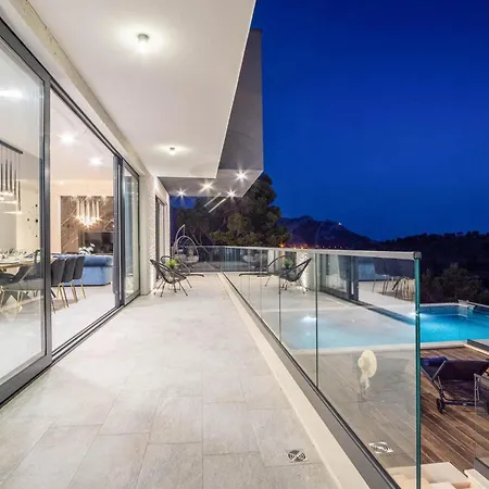 Amazing In With Jacuzzi Holiday home Klis