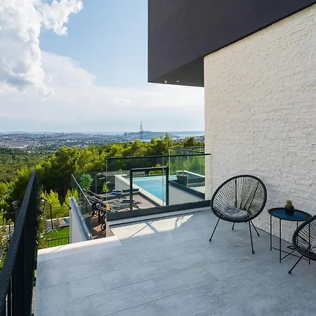 Amazing In With Jacuzzi Holiday home